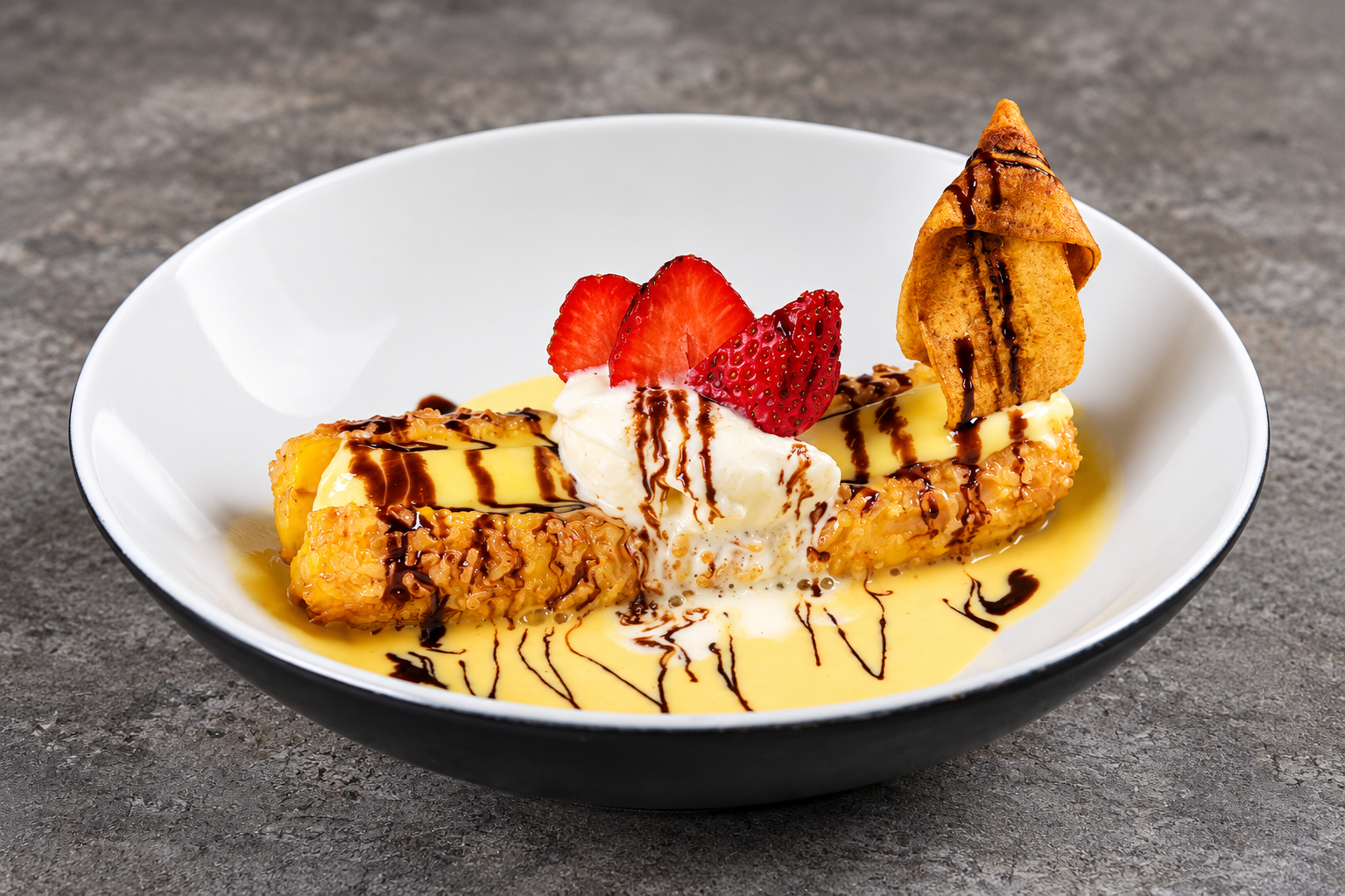 Postre con helado y fresas